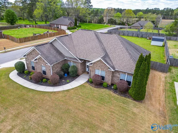 136 Meadowridge Dr, Hazel Green, AL 35750