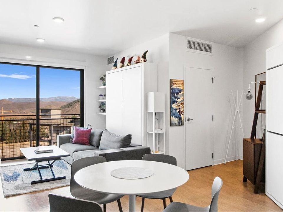 Studio with extra space for dining