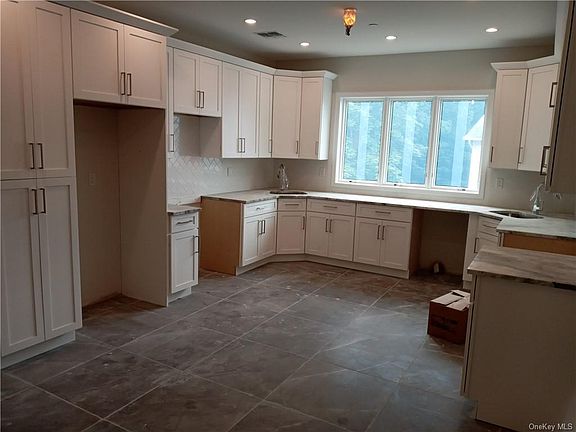 4th image of 6 Monsey Blvd #201