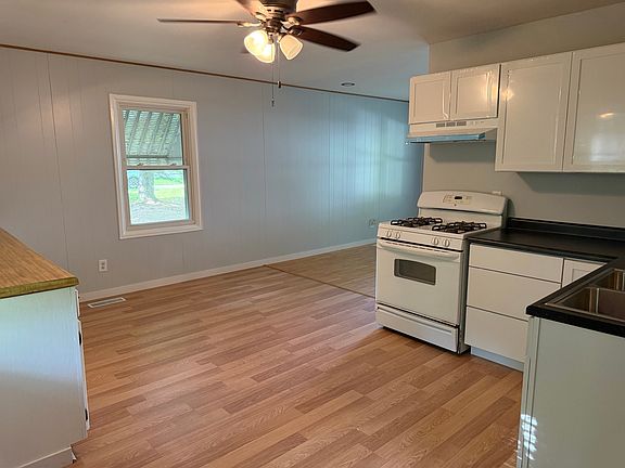 5th image of 115 Main St