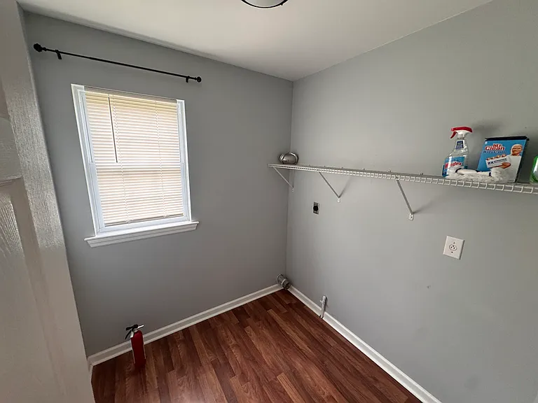 384 Oneida Dr — Photo 8