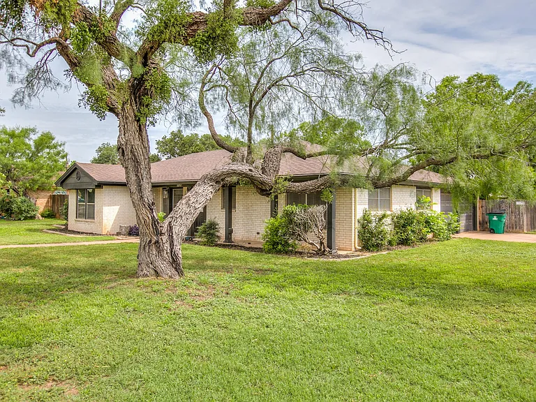 3202 Tanglewood Dr — Photo 2