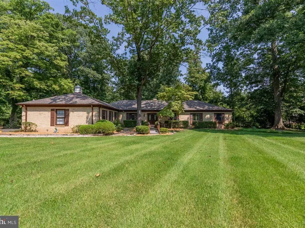 12034 Thomas Ave, Great Falls, VA 22066