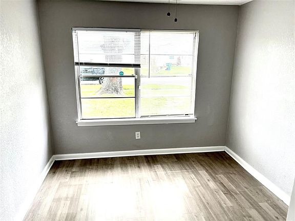 4th image of 2313 Ingersol Ave