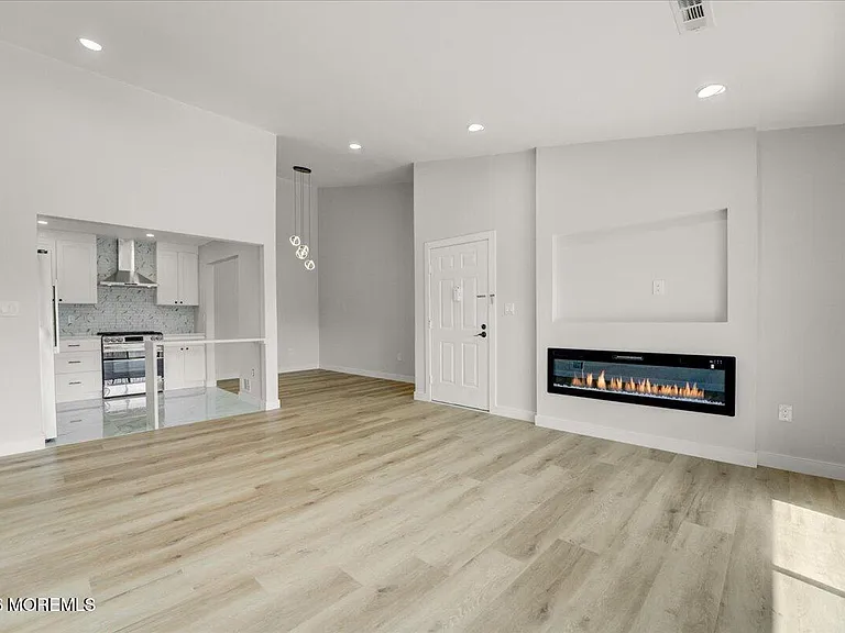 341 Danbury Ln — Photo 6