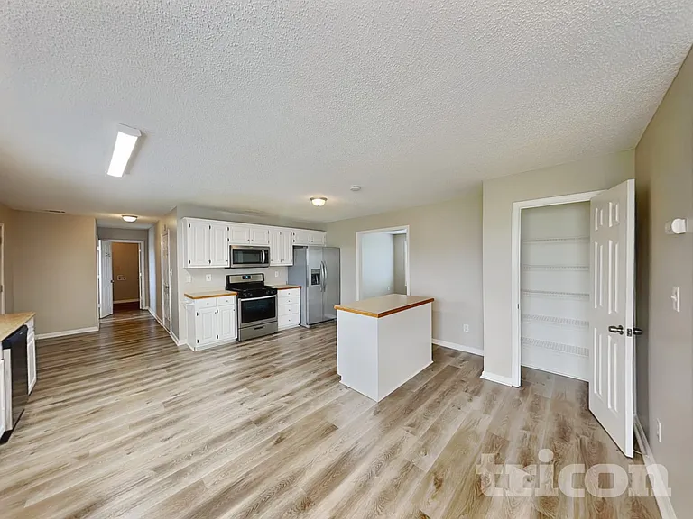 1055 Maria Dr — Photo 5
