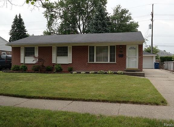 2nd image of 34105 Majestic St