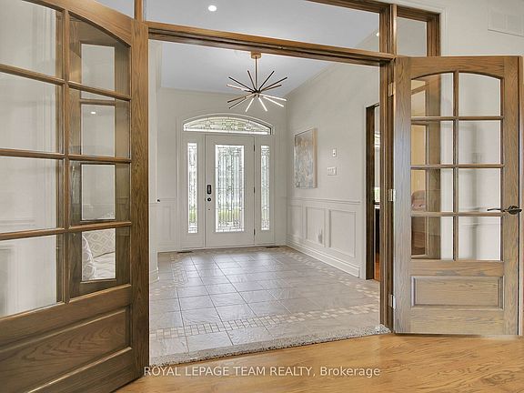 4th image of 5591 Manotick Main St