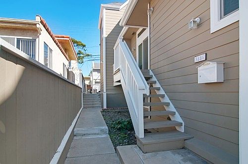 4th image of 3885 Riviera Dr Unit B