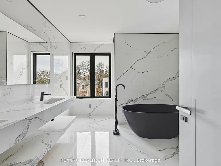 1002 Spadina Rd — Photo 36