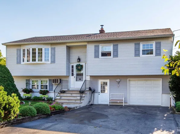 28 Storms Pl, Wanaque, NJ 07465