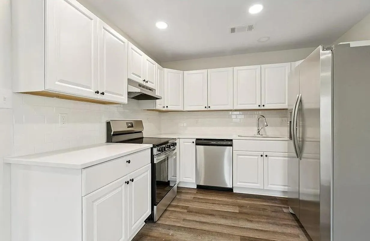 3 bed, 1.0 bath, 1600 sqft, $1,001 — Photo 3