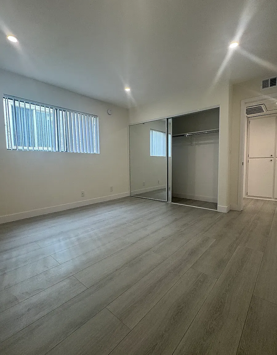 142 Normandie Apartments — Photo 3