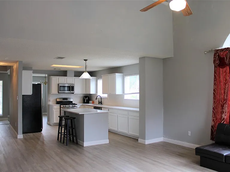 16205 Glorious Ln — Photo 7