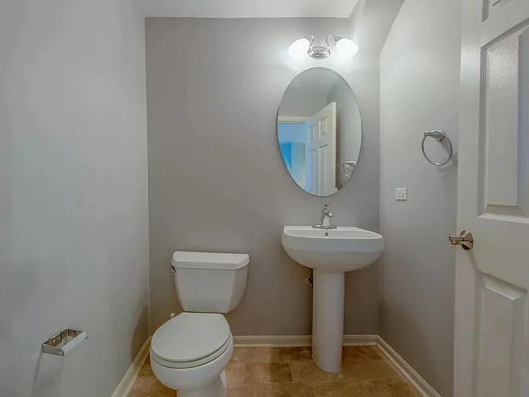654 Lincoln Station Dr — Photo 7
