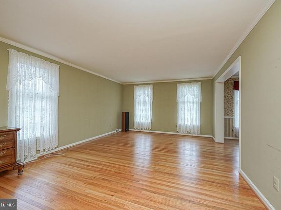 5th image of 19 Brondesbury Dr