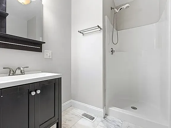 191 Everett St #2 — Photo 6