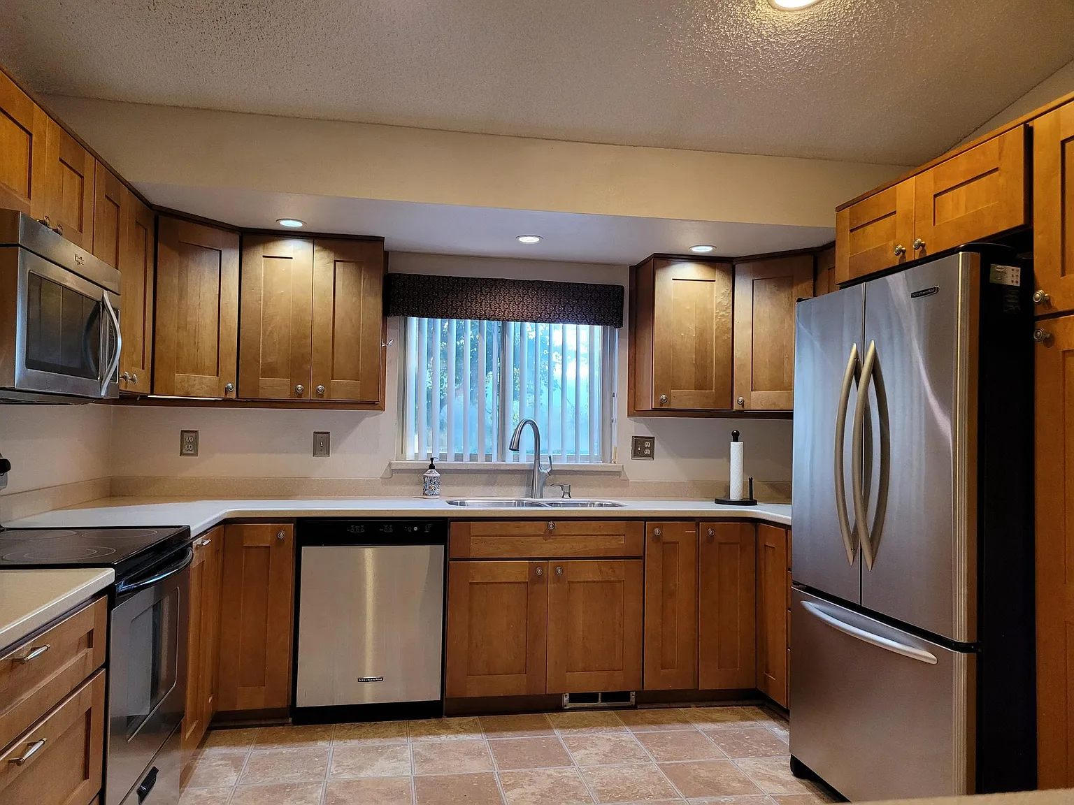 3 bed, 2.5 bath, 2144 sqft, $2,500 — Photo 3