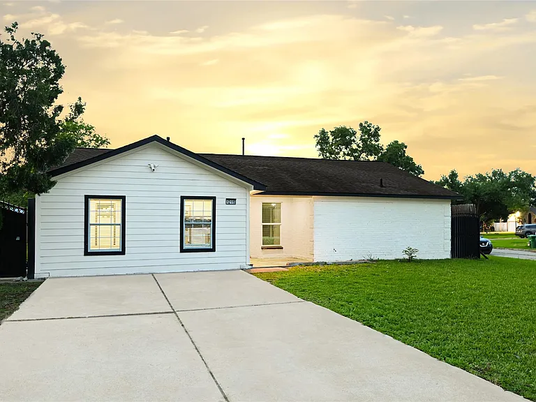 12115 Wood Forest Dr — Photo 12