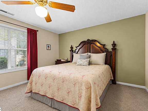 5th image of 40 Huntsfield Dr #A