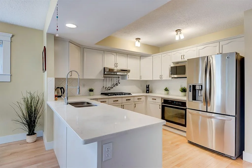 Photo 2 of 19 - 74 Inglewood Point SE #74 - Calgary, AB Building Photo - 74 Inglewood Point SE #74