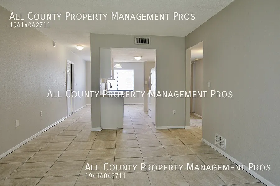 2 Bedrooms In Garden Walk! Freshly Painted!! Spacious And Pet Friendly With Laundry!! Community P... — Photo 4