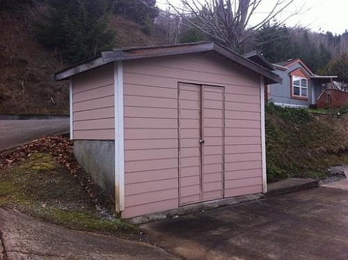 2nd image of 130 NE Leona Ln