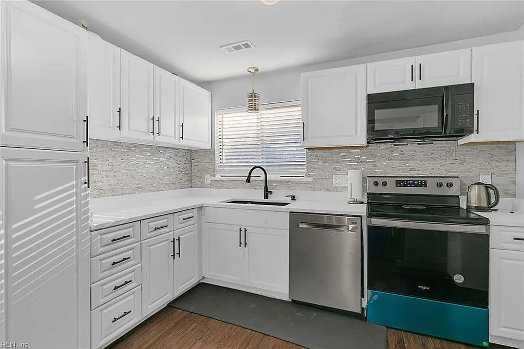 4 bed, 1.5 bath, 1515 sqft, $2,300 — Photo 2