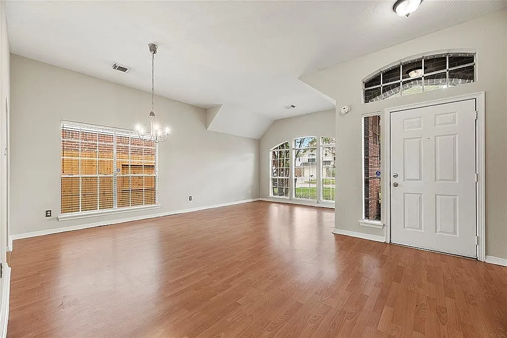 3 bed, 2.0 bath, 1842 sqft, $2,100 — Photo 3