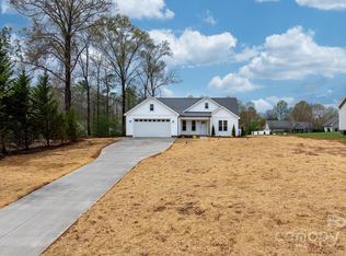 9062 McCray Farms Dr, Hickory, NC 28601