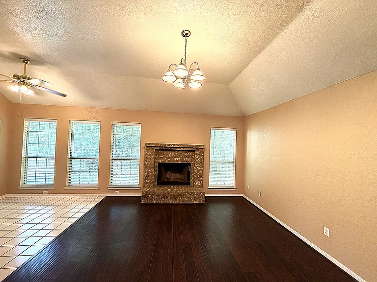 405 Gina Dr — Photo 5