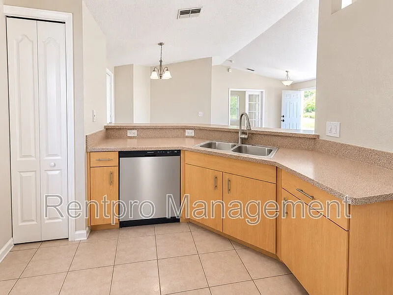 3 bed, 2.0 bath, 1600 sqft, $1,999 — Photo 3