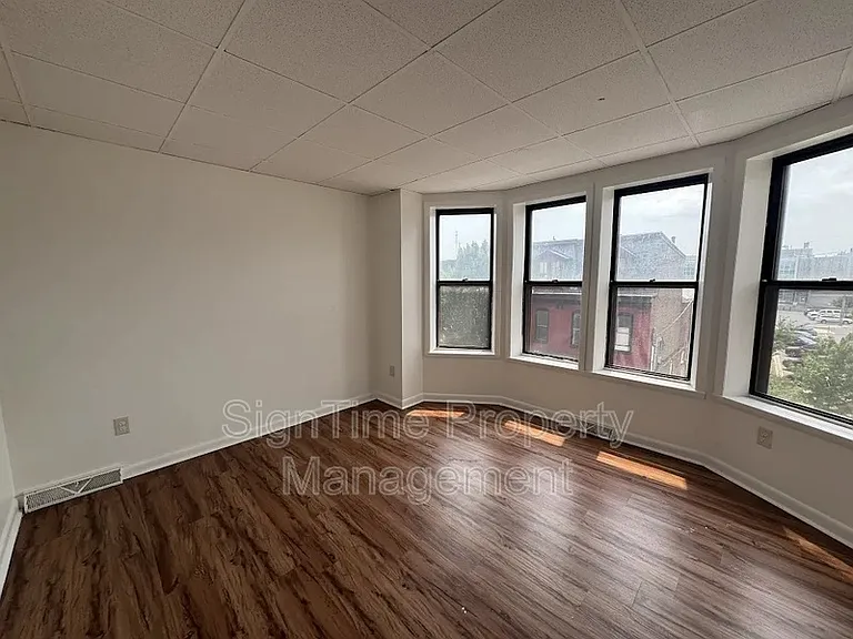 112 W Franklin St #4 — Photo 7