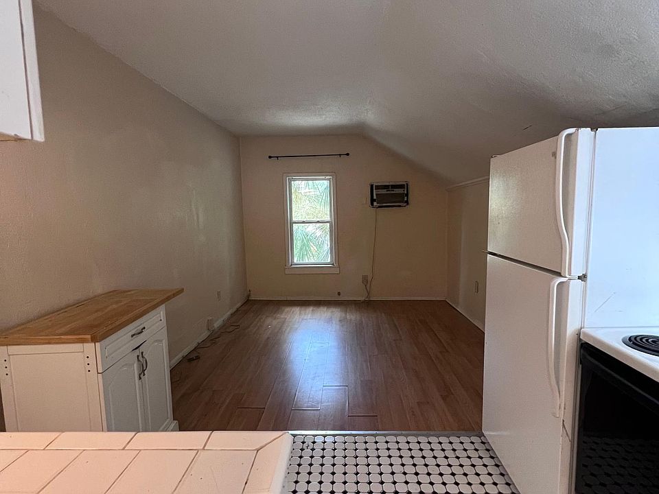 1st image of 1038 19th Ave N APT 3