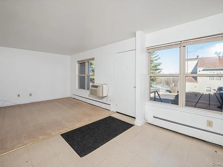 501 Maplewood Gdns — Photo 2