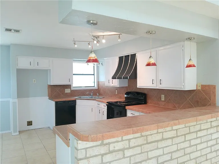 5230 Edinburg Cir — Photo 3