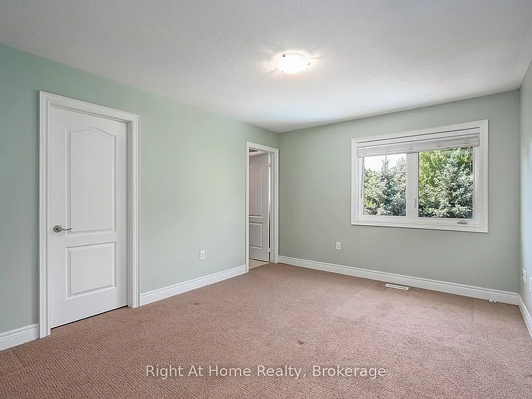 2096 Bingley Cres — Photo 18
