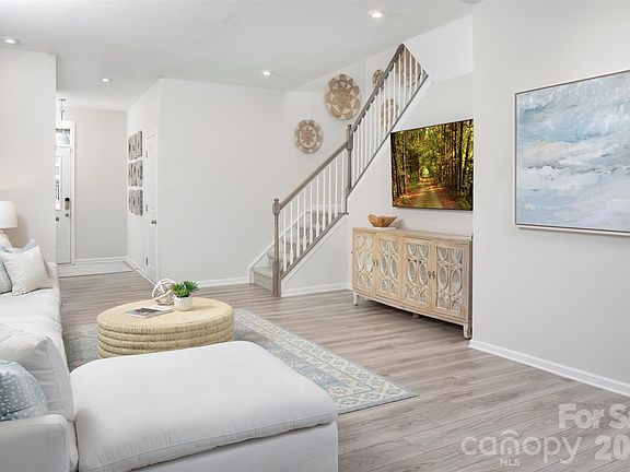 3rd image of 9310 Pagoda Oak Dr
