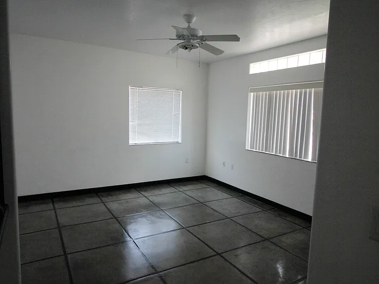 515 E Lester St — Photo 18