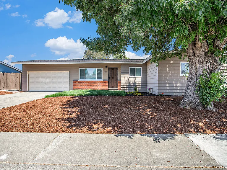 1731 Gelbke Ln — Photo 2