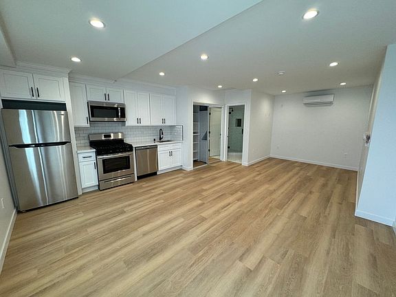 4th image of 6125 Whitsett Ave #14