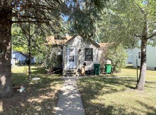 78 9th St, Windom, MN 56101