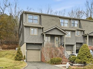 5 Mountain Ridge Rd, Bloomingdale Boro, NJ 07403