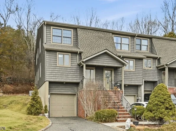 5 Mountain Ridge Rd, Bloomingdale Boro, NJ 07403