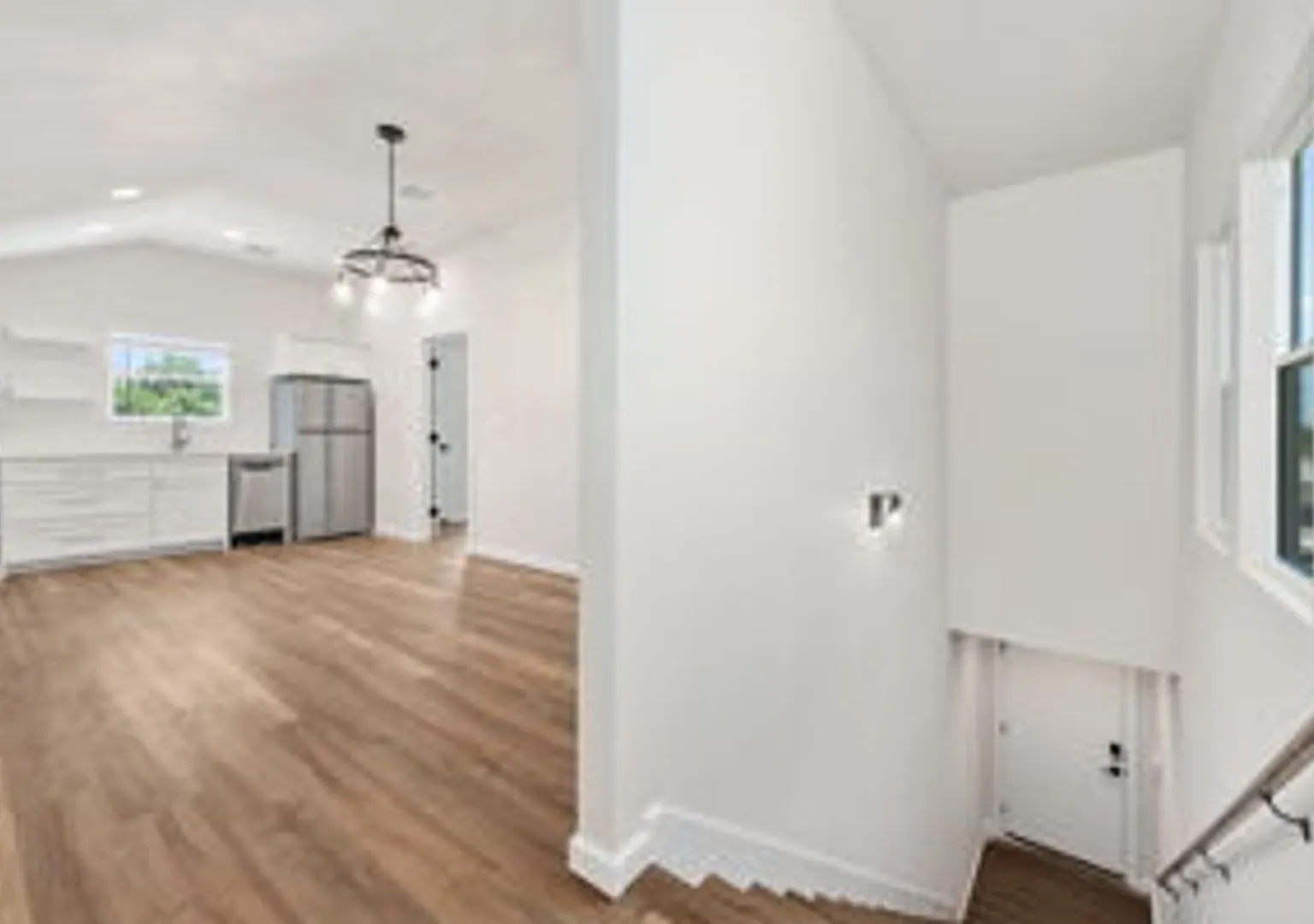 Newer construction - garage apartment available for rent! — Photo 3