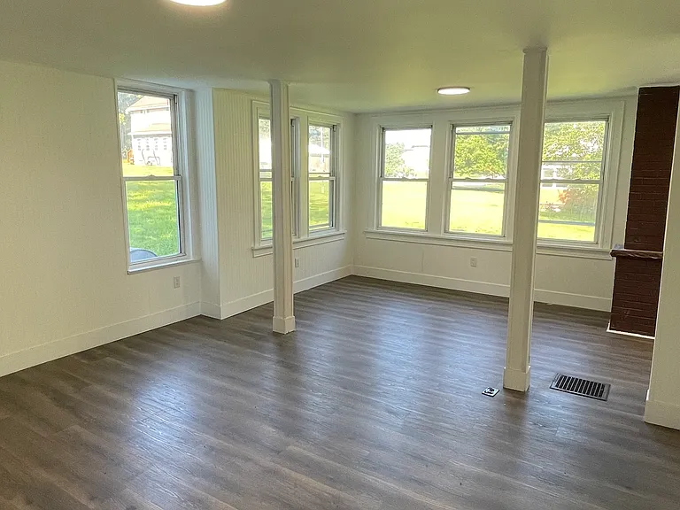 240 Robinson St — Photo 17