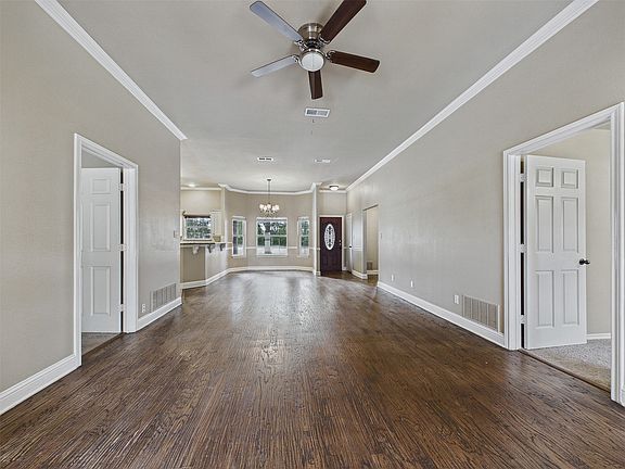 4th image of 616 W Walcott St