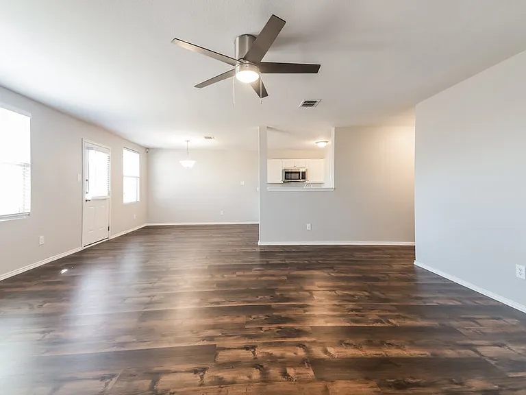 1412 Laurel Ln — Photo 6