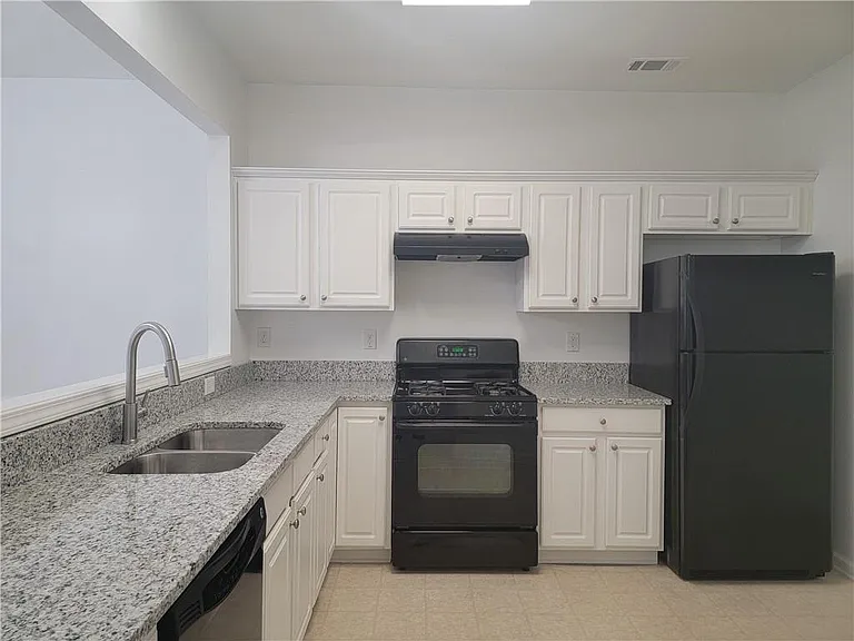 2448 Fairlie Dr — Photo 9