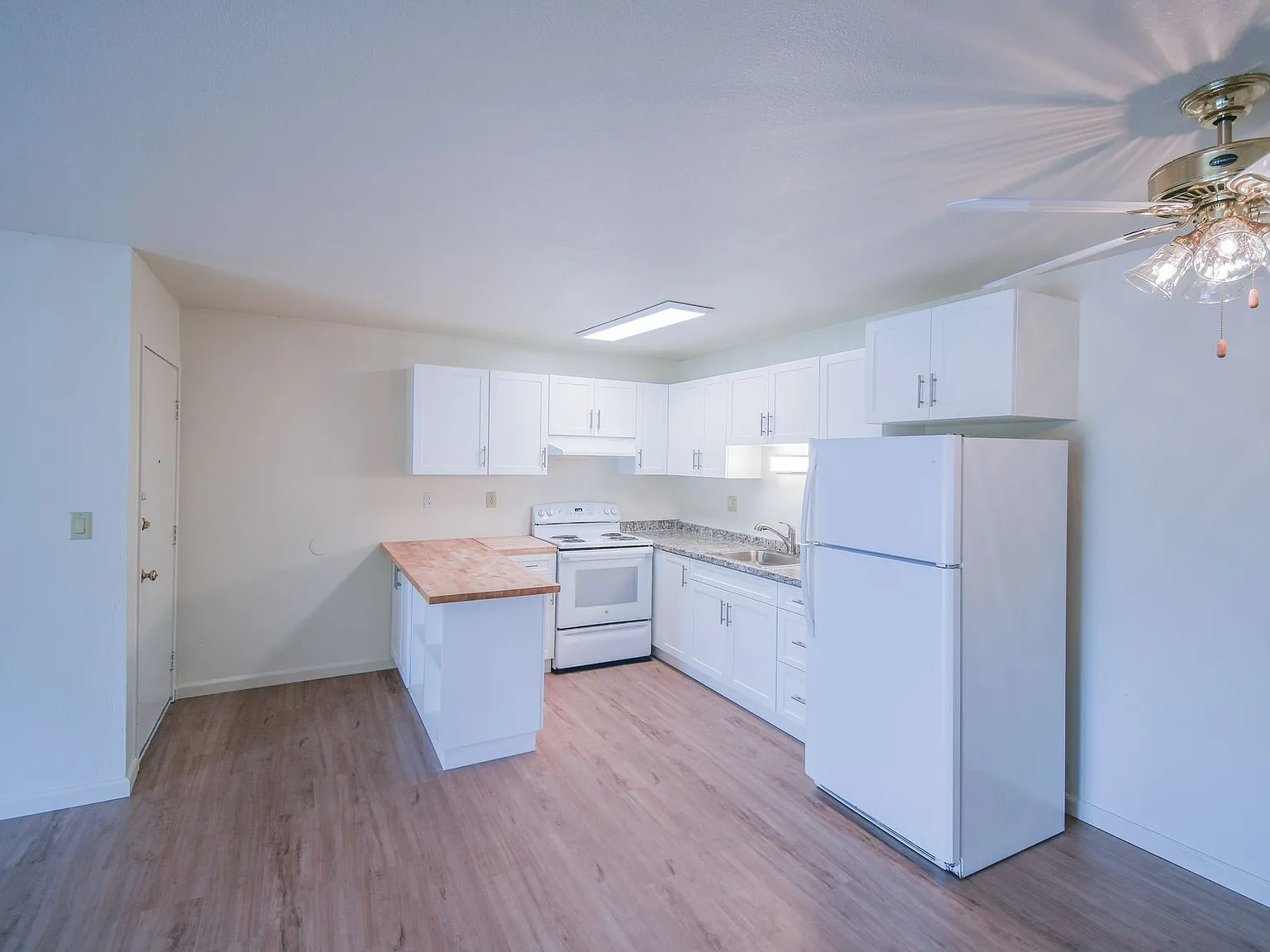 Emerald Bay Apartments — Photo 2
